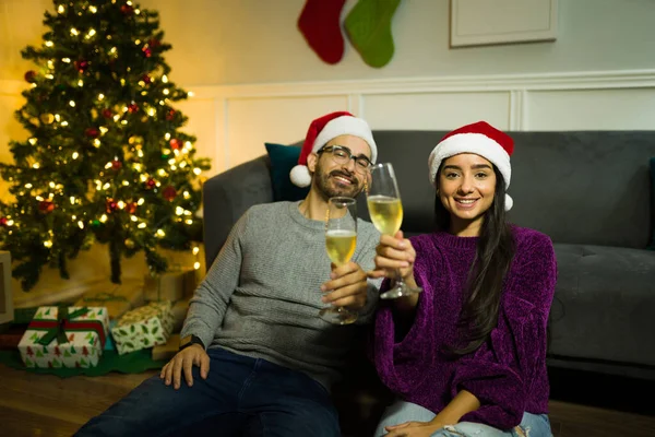 Cheerful Young Woman Man Smiling Home While Saying Cheers Drinking — Stock Photo, Image