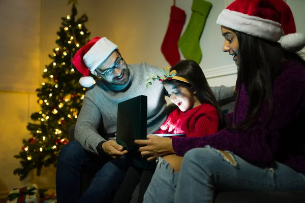 Heyecanlı Genç Çocuk Ailesiyle Birlikte Güzel Bir Noel Hediyesi Açarken — Stok fotoğraf