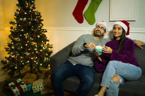 Jong Gelukkig Vrouw Man Ontspannen Bank Kijken Naar Een Kerst — Stockfoto