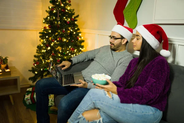 Noel Baba Şapkalı Rahat Çift Dizüstü Bilgisayarda Noel Filmi Izliyor — Stok fotoğraf