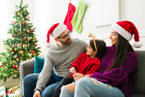 Mosolygó Apa Nevet Családjával Ünnepek Alatt Miközben Élvezik Együtt Karácsony — Stock Fotó