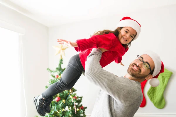 幸せな父親の肖像彼の若い子供と飛行機ゲームをプレイしながら クリスマスの間に笑って — ストック写真