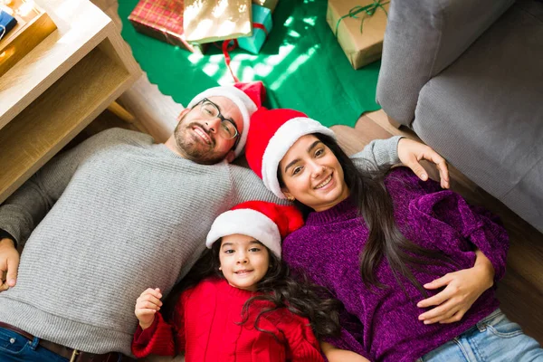 Ovanifrån Vacker Kärleksfull Familj Liggande Och Ser Avslappnad Julgranen Medan — Stockfoto