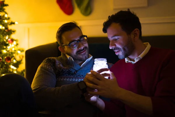 Kafkasyalı Genç Eşcinsel Çift Evde Güzel Bir Tatil Gecesinin Tadını — Stok fotoğraf
