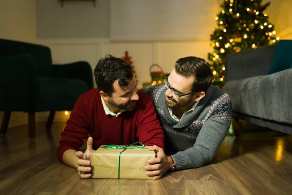 Mutlu Çekici Gay Erkekler Evde Rahatlarken Noel Arifesini Kutlarken Sarılıp — Stok fotoğraf
