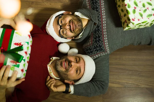 Noel Baba Şapkası Takan Mutlu Bir Çiftin Evde Hediyelerini Açarken — Stok fotoğraf
