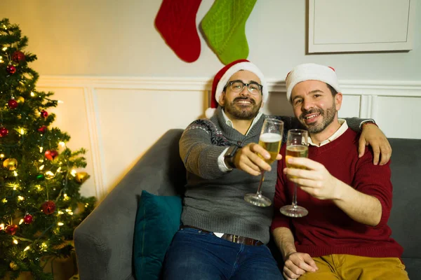 Happy Gay Men Toasting While Drinking Wine Relaxing Christmas Night — Stock Photo, Image