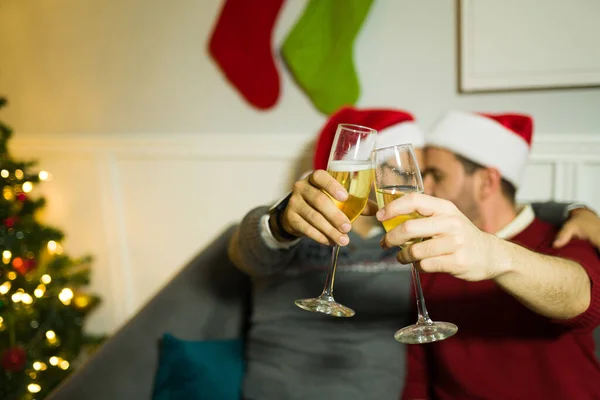 クリスマスの間にシャンパンで乾杯しながら 歓声とキスを言いながらゲイのカップルの終わり — ストック写真
