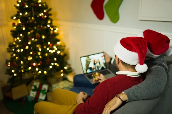 Mutlu Eşcinsel Çift Evde Noel Tatilini Kutlarken Aile Arkadaşlarıyla Dizüstü — Stok fotoğraf