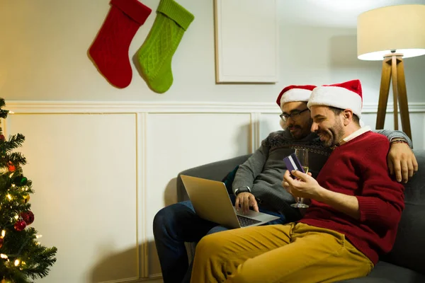 Noel Baba Şapkalı Heyecanlı Eşcinsel Çift Noel Hediyesi Olarak Evde — Stok fotoğraf