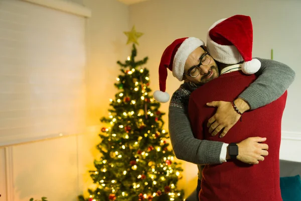 Mutlu Eşcinsel Adam Noel Ağacının Önünde Hediyesini Aldıktan Sonra Ortağını — Stok fotoğraf