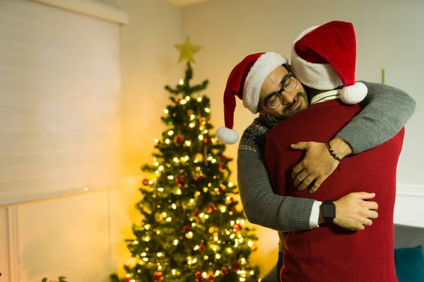 Glad Gay Man Omfamna Sin Partner Efter Att Fått Present — Stockfoto