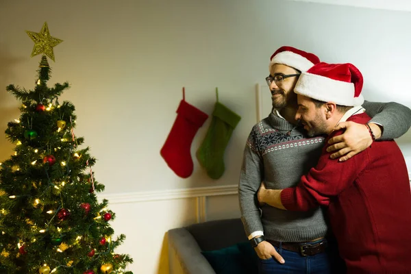 Romantik Eşcinsel Çift Evde Güzel Noel Ağaçlarına Bakarken Birbirlerine Aşık — Stok fotoğraf