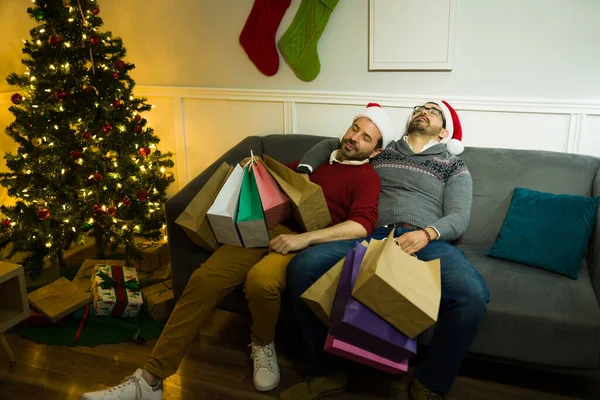 Noel Hediyesi Aldıktan Sonra Bir Sürü Alışveriş Çantasıyla Kanepede Dinlenen — Stok fotoğraf