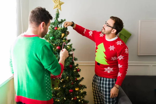 Tatil Pijaması Giyen Yakışıklı Eşcinsel Çift Evlerinin Noel Ağacına Süslemeler — Stok fotoğraf