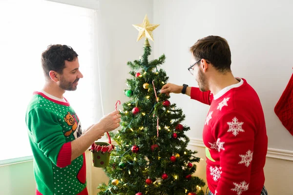 Pijamalarıyla Gülümseyen Eşcinsel Çift Evlerindeki Güzel Noel Ağacına Süsleme Yaparken — Stok fotoğraf