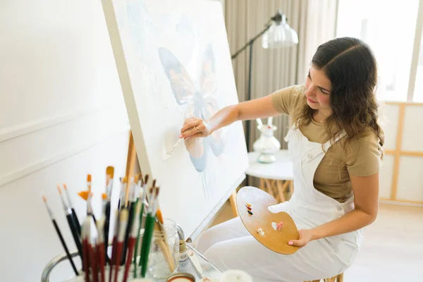 Pintora Caucásica Sonriendo Disfrutando Pintando Una Nueva Obra Arte Sobre — Foto de Stock