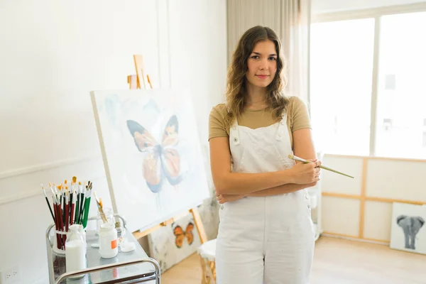 Criativa Jovem Artista Pintor Fazendo Contato Visual Depois Terminar Uma — Fotografia de Stock