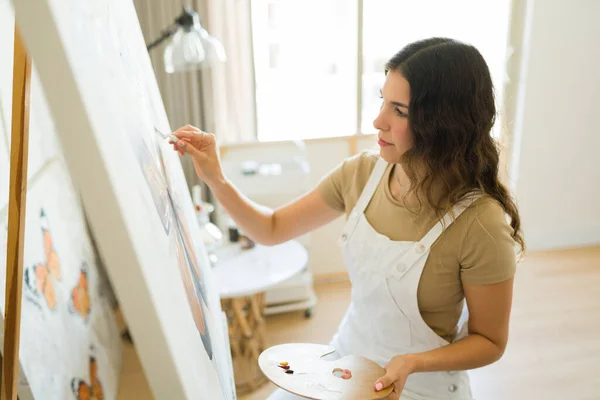 Profile Beautiful Female Artist Doing Painting Canvas While Using Paintbrush — Stock Photo, Image