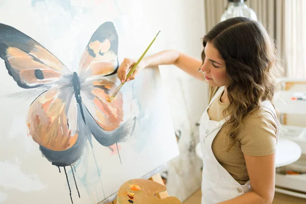 Mulher Inspirada Artista Usando Pincel Pintando Uma Borboleta Uma Tela — Fotografia de Stock