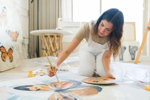 Atraente Jovem Pintor Sentado Chão Pintura Com Pincel Uma Pintura — Fotografia de Stock