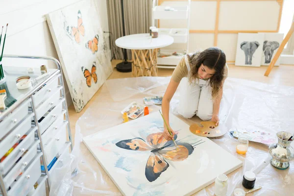 Relaxado Artista Mulher Criativa Sentado Chão Criando Uma Nova Pintura — Fotografia de Stock