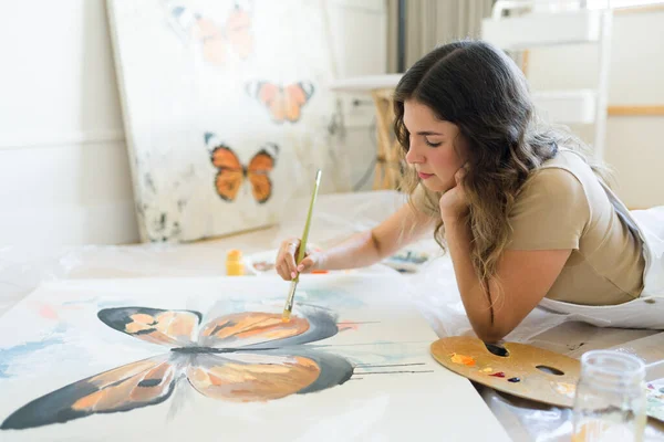Perfil Uma Jovem Artista Criativa Relaxante Pintura Com Inspiração Sua — Fotografia de Stock