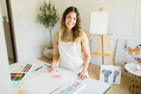 Linda Artista Feminina Feliz Sorrindo Olhando Alegre Criar Uma Nova — Fotografia de Stock