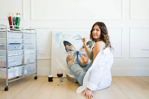 Linda Jovem Pintora Sorrindo Fazendo Contato Visual Enquanto Usa Pincel — Fotografia de Stock