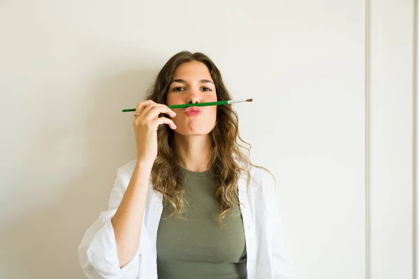 Jovem Caucasiana Brincalhão Brincando Com Pincel Como Bigode Divertindo Enquanto — Fotografia de Stock