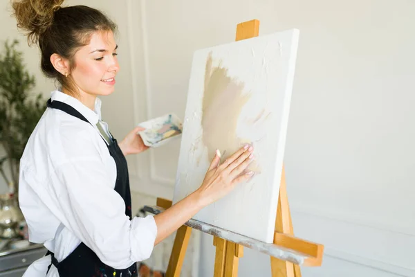 Gelukkig Mooi Jong Vrouw Glimlachen Terwijl Het Doen Van Haar — Stockfoto