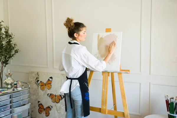 Visão Traseira Uma Jovem Artista Criativa Pintando Com Dedos Uma — Fotografia de Stock