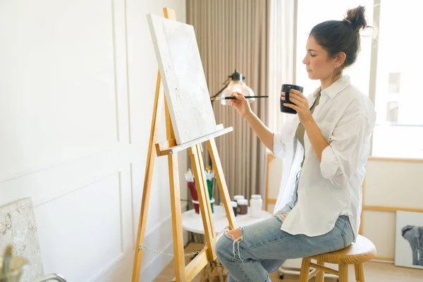 휴식을 취하고 창조적 여성이 사용하여 커피를 마시고 새로운 그림을 그리면서 — 스톡 사진