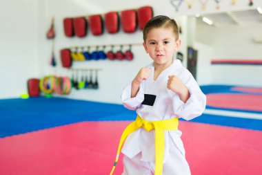 Etkin güçlü çocuk tekvando yarışması veya karate sporu sırasında dövüşmeye hazır.