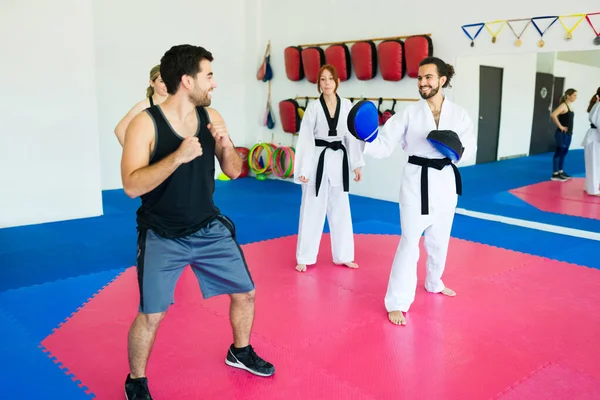 Aprendizagem Estudante Adulto Feliz Durante Uma Aula Taekwondo Karatê Com — Fotografia de Stock