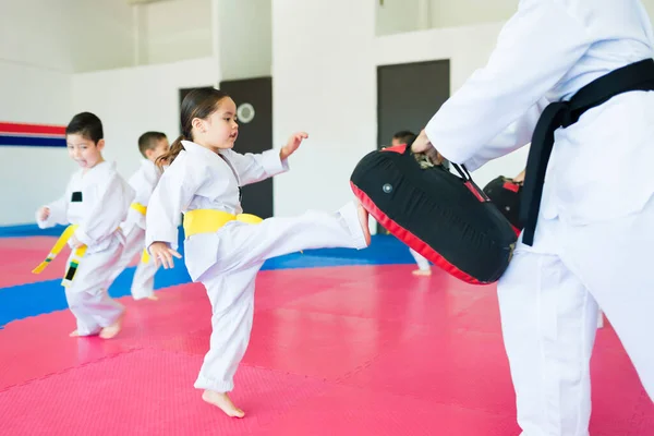 Erős Lány Rugdossa Gyakorolja Taekwondo Sport Egy Karate Edző — Stock Fotó