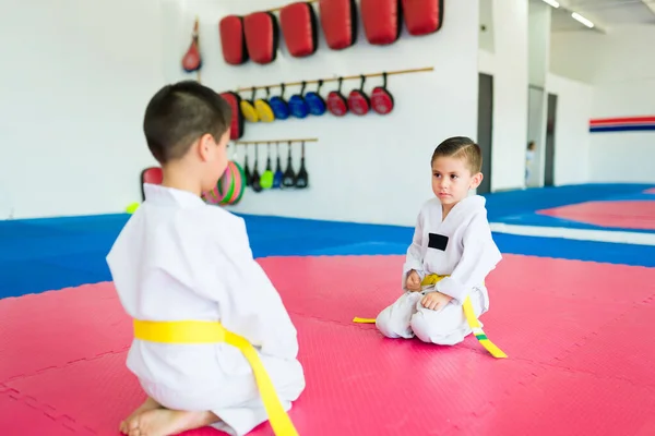 Niños Pequeños Con Cinturones Amarillos Practicando Karate Haciendo Una Competencia — Foto de Stock