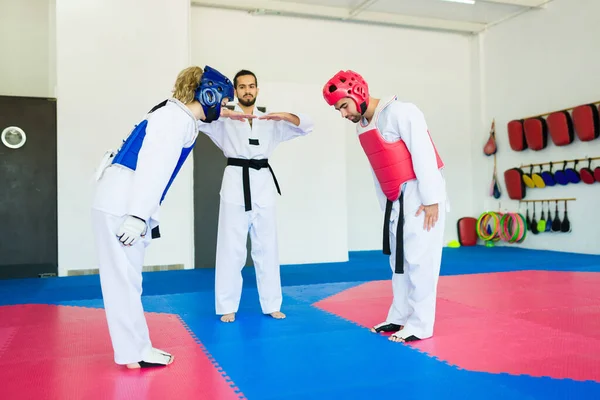 Caças Adultos Com Equipamento Proteção Prontos Para Começar Lutar Uma — Fotografia de Stock