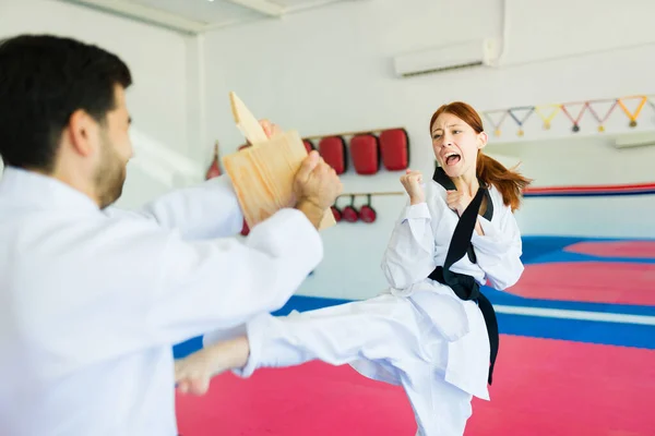Mujer Fuerte Caucásica Practicando Fuerte Patada Con Entrenador Taekwondo Escuela —  Fotos de Stock