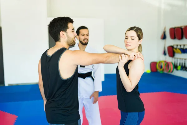 Genç Bir Kadın Erkek Savunma Dersleri Alıyor Dövüş Sanatları Okulunda — Stok fotoğraf