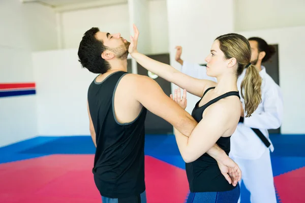 Mujer Atractiva Joven Luchando Durante Una Clase Defensa Personal — Foto de Stock