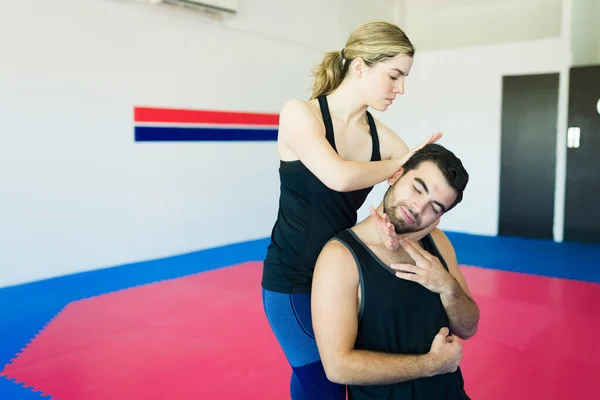 Mulher Forte Bonita Lutando Com Jovem Treinando Durante Uma Prática — Fotografia de Stock