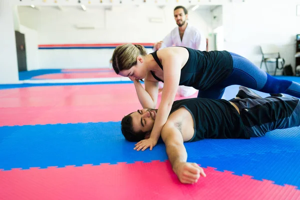 Mladá Žena Učí Sebeobranu Techniky Škole Bojových Umění Trenérem — Stock fotografie