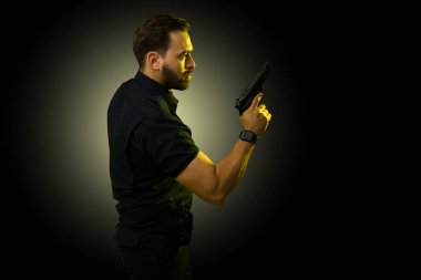 Bir suçluyu yakalamak ve tutuklamak için silahını kullanan bir polis memurunun profili.