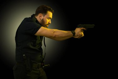 Tutuklama sırasında suçla savaşan bir polis memurunun silahını bir suçluya doğrultması