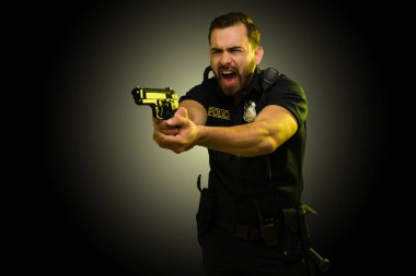 Stresli kızgın polis memuru bir suçluya bağırıyor ve tutuklama yaparken silahını doğrultuyor.