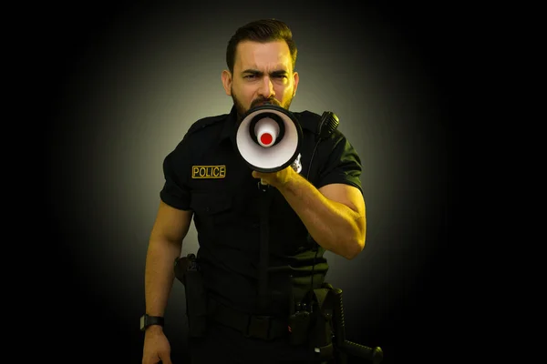 Agente Tráfego Polícia Olhando Com Raiva Enquanto Grita Com Megafone — Fotografia de Stock