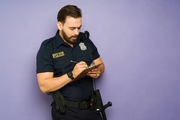 Policial Caucasiano Serviço Escrever Bilhete Estacionamento Trânsito — Fotografia de Stock