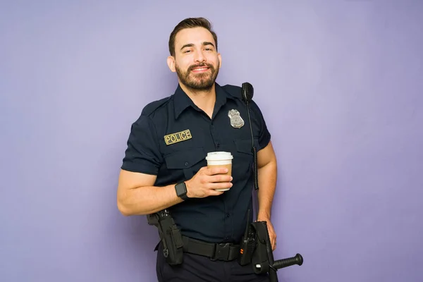 Veselý Policejní Agent Službě Úsměvem Pití Kávy Při Práci Pozadí — Stock fotografie