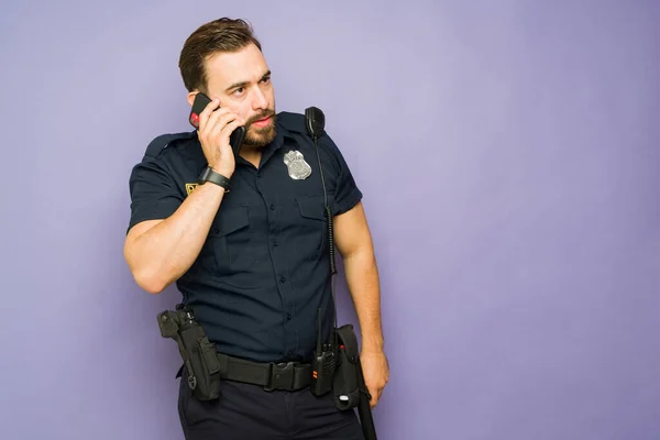 Fekete Egyenruhát Viselő Rendőr Telefonál Szolgálat Közben Miközben Jelentést Kap — Stock Fotó